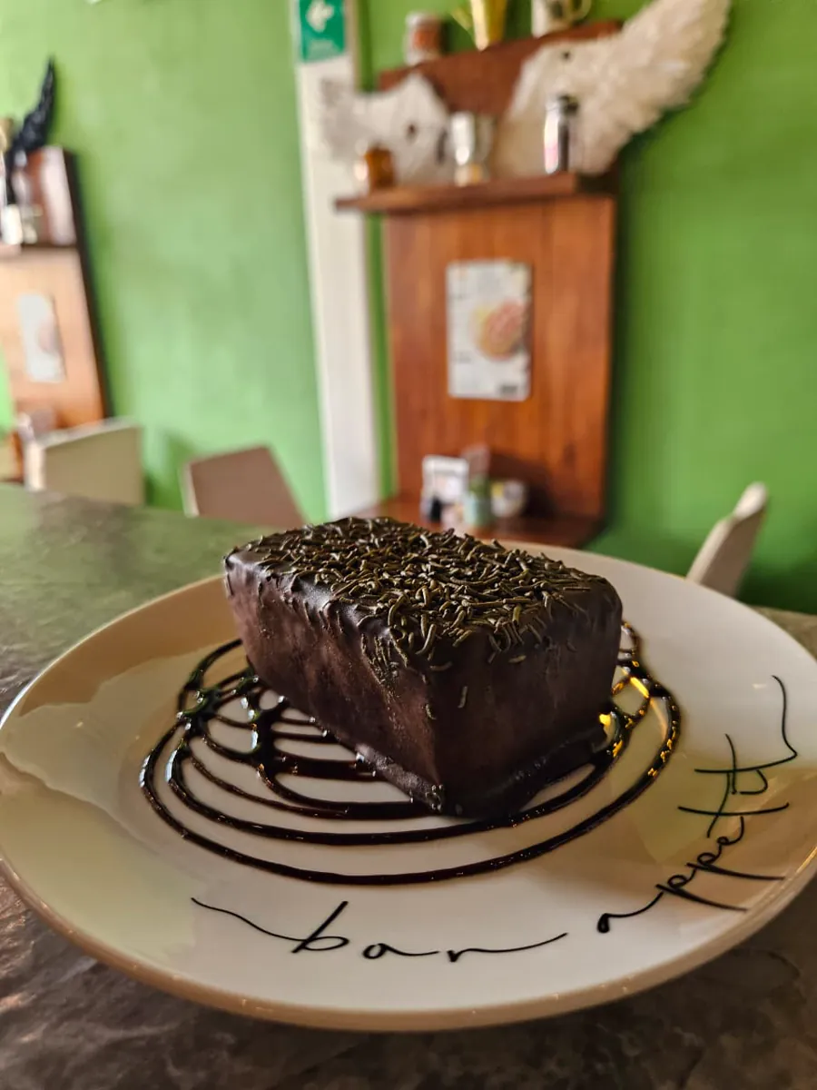 Vegancito servido en plato dentro de la cafetería